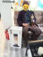 高原地区老人拥抱太阳，伟而特无偿捐赠温暖